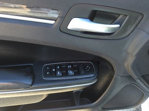 Used 2018 Chrysler 300 Touring w/ Chrome Appearance Package image 18