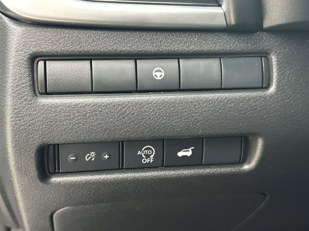 Used 2025 Nissan Rogue SV AWD/4WD image 16
