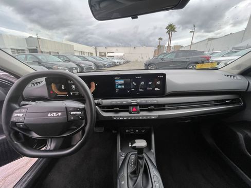 Used 2025 Kia K4 LXS image 32