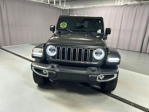 Used 2025 Jeep Wrangler Unlimited Sahara image 2