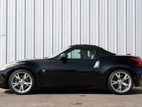 Used 2010 Nissan 370Z Touring w/ Sport Pkg image 8