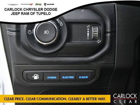 Used 2025 Jeep Wrangler Sahara image 12