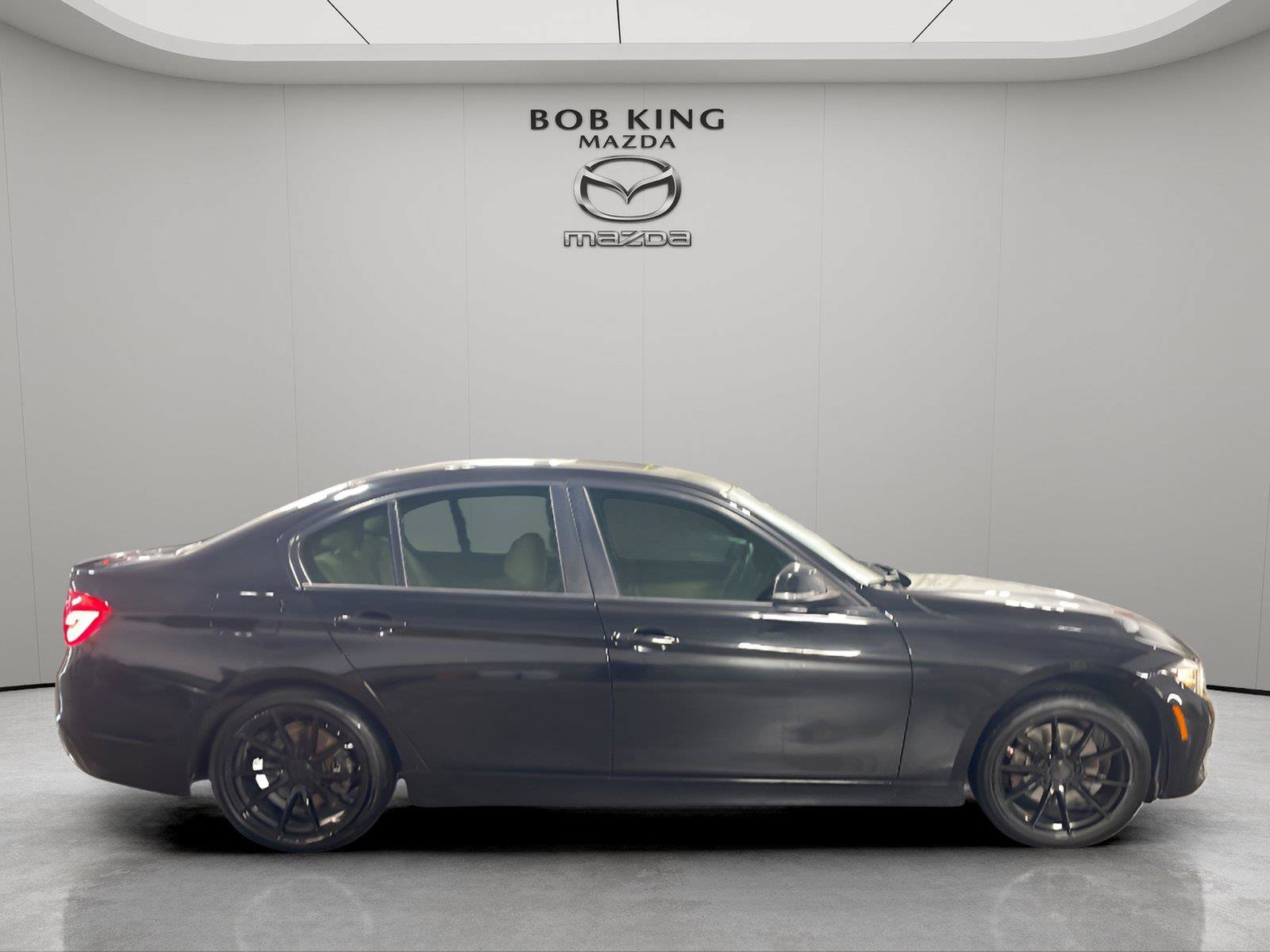 Used 2017 BMW 320i Sedan RWD image 6