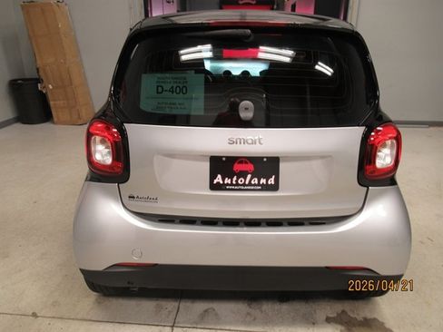 Used 2016 smart fortwo pure RWD image 6