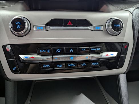 Used 2023 Ford Explorer XLT w/ Equipment Group 202A image 21