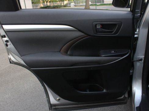 Used 2016 Toyota Highlander LE image 20