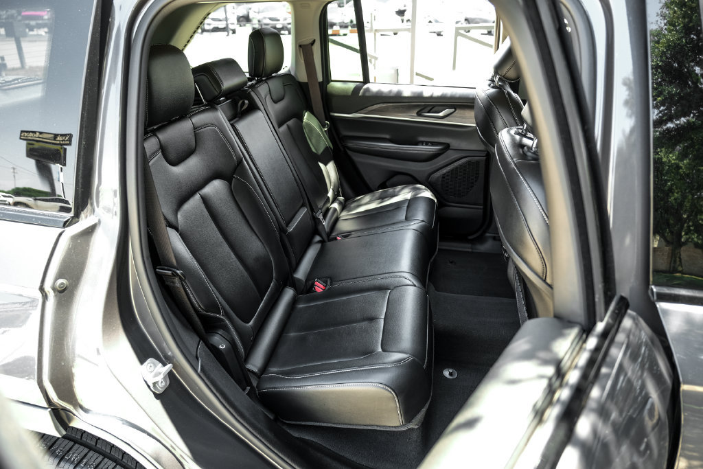 Used 2023 Jeep Grand Cherokee Limited AWD/4WD image 46