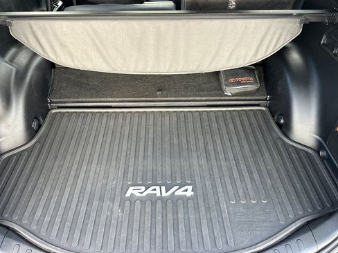 Used 2017 Toyota RAV4 SE image 15