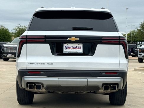 Used 2025 Chevrolet Traverse LT image 7