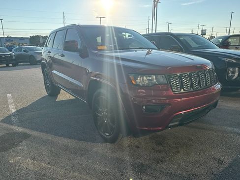 Used 2019 Jeep Grand Cherokee Altitude AWD/4WD image 2