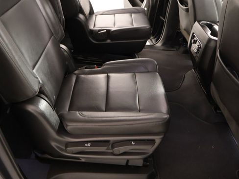 Used 2023 Chevrolet Suburban LT w/ Luxury Package image 15