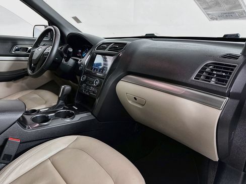 Used 2018 Ford Explorer XLT w/ Equipment Group 202A FWD image 32