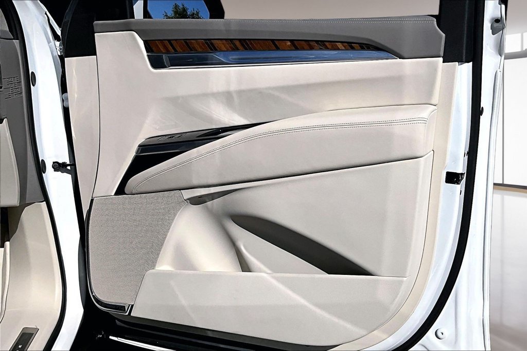 Certified 2025 Cadillac Escalade Premium Luxury Platinum w/ LPO, Floor Liner Package AWD/4WD image 19