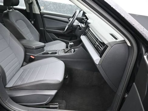 Used 2025 Volkswagen Jetta SE FWD image 8