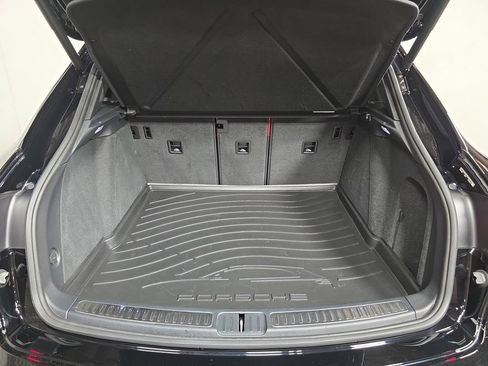 Used 2025 Porsche Macan image 25