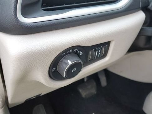 Used 2024 Chrysler Pacifica Touring-L FWD image 9