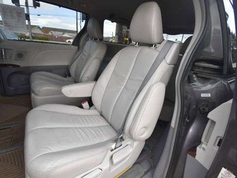 Used 2012 Toyota Sienna Limited image 9