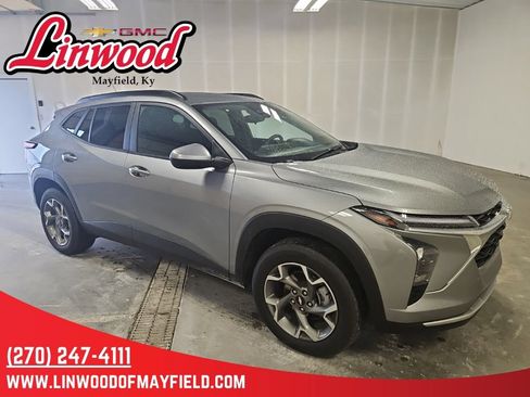 Used 2025 Chevrolet Trax LT FWD image 1