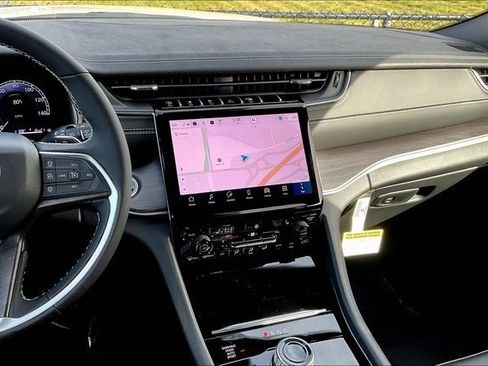 New 2025 Jeep Grand Cherokee Limited w/ Black Appearance Package image 8