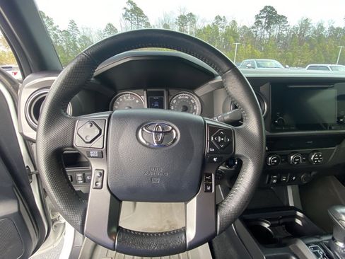 Used 2019 Toyota Tacoma TRD Sport image 12