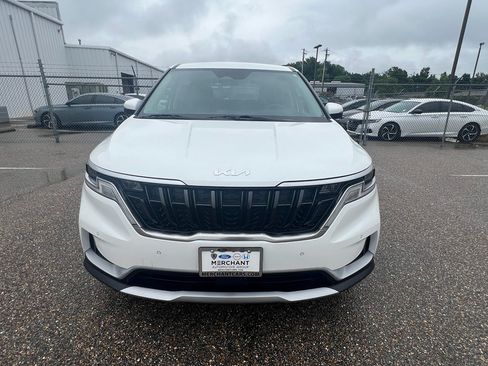Used 2023 Kia Carnival EX FWD image 3