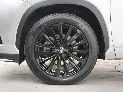 Used 2025 Toyota Highlander XSE AWD/4WD image 32