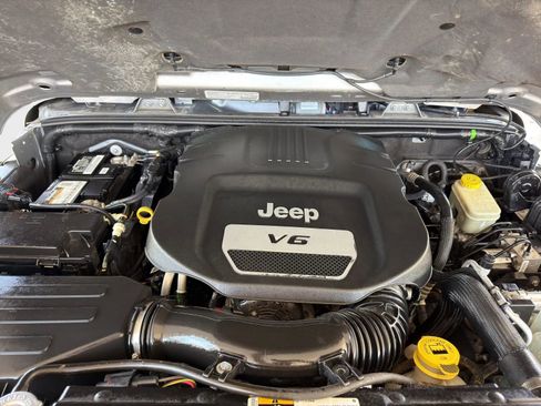 Used 2014 Jeep Wrangler Unlimited Sahara w/ Connectivity Group AWD/4WD image 21