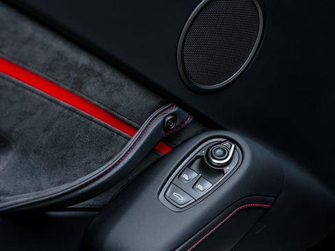 Used 2023 Aston Martin V8 Vantage Coupe RWD image 35