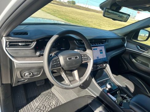 Used 2024 Jeep Grand Cherokee Limited w/ Luxury Tech Group II image 17