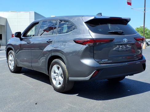 Used 2025 Toyota Highlander LE FWD image 4