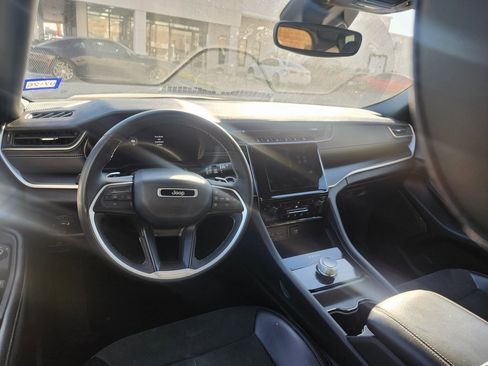 Used 2023 Jeep Grand Cherokee L Laredo image 9