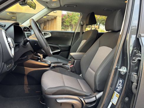 Used 2025 Kia Soul LX w/ LX Technology Package FWD image 22