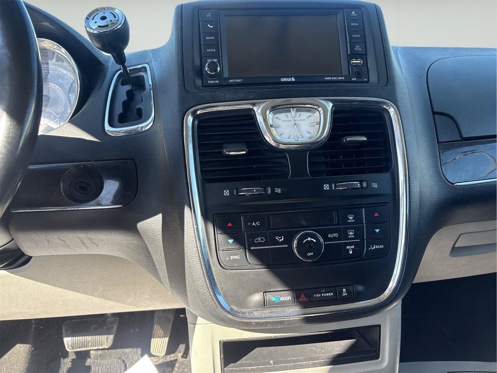 Used 2015 Chrysler Town & Country Touring FWD image 18