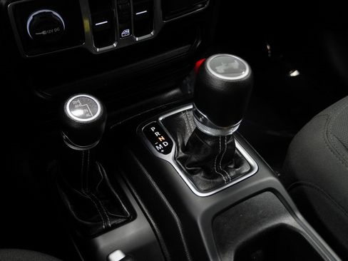 Certified 2022 Jeep Wrangler Unlimited Sahara w/ Cold Weather Group image 39