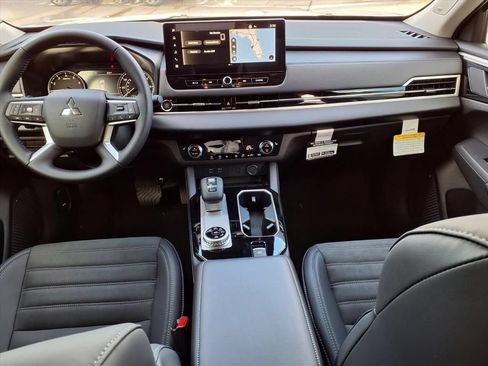 Used 2025 Mitsubishi Outlander AWD image 11