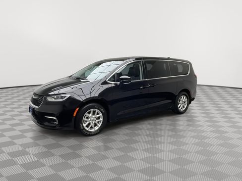 Used 2024 Chrysler Pacifica Touring-L image 34