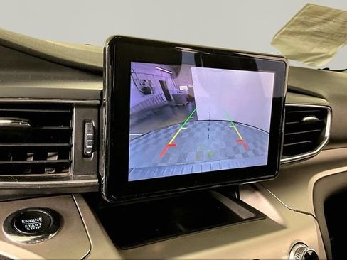 Used 2022 Ford Explorer XLT w/ Equipment Group 202A AWD/4WD image 13