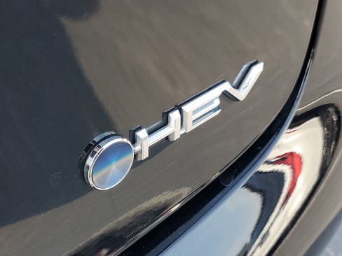 Certified 2025 Toyota Prius LE FWD image 7