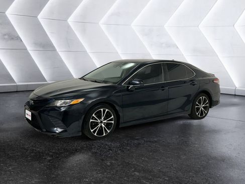 Used 2019 Toyota Camry SE image 3