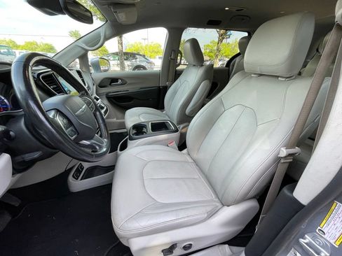 Used 2021 Chrysler Pacifica Touring-L FWD image 24