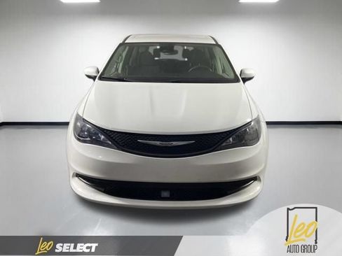 Used 2023 Chrysler Voyager LX FWD image 2