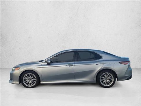 Used 2018 Toyota Camry XLE FWD image 5