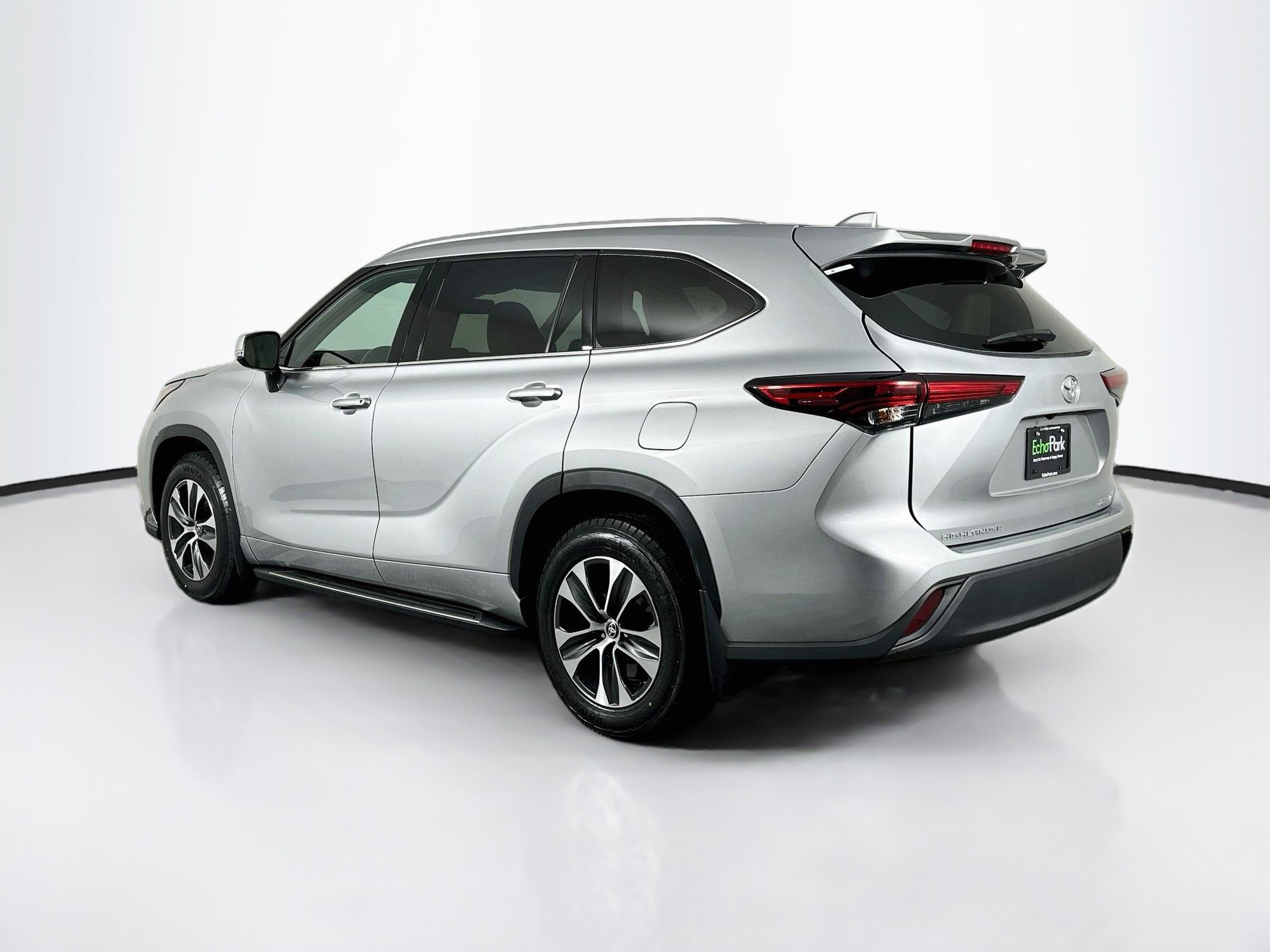 Used 2021 Toyota Highlander XLE AWD/4WD image 5
