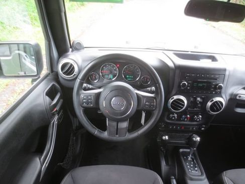 Used 2013 Jeep Wrangler Unlimited Sahara w/ Connectivity Group AWD/4WD image 9