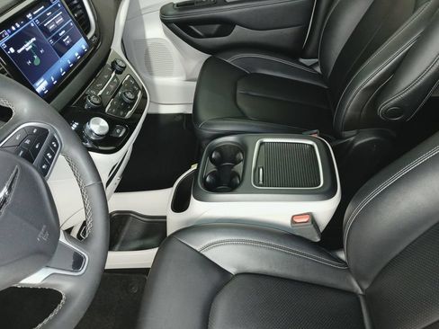 Used 2024 Chrysler Pacifica Touring-L FWD image 18