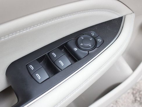 Used 2019 Buick Regal Essence w/ Driver Confidence Package I image 14