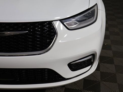 Used 2023 Chrysler Pacifica Touring-L image 15