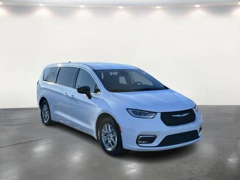 Used 2024 Chrysler Pacifica Touring-L image 1