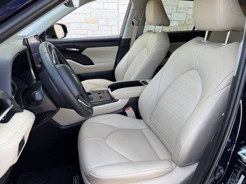 Used 2024 Toyota Highlander XLE FWD image 26