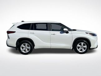 Used 2023 Toyota Highlander LE video 2